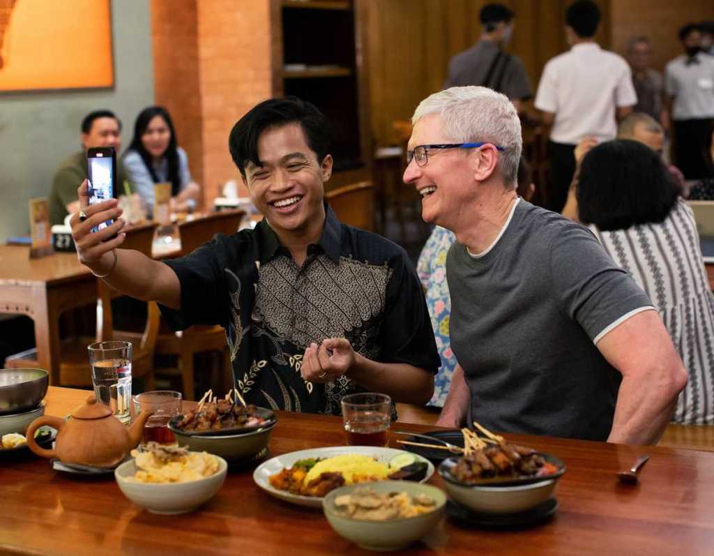 Tim Cook Tiba di Jakarta, Langsung Pamer Makan Sate&nbsp;Ayam